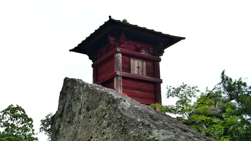 山寺の納山堂